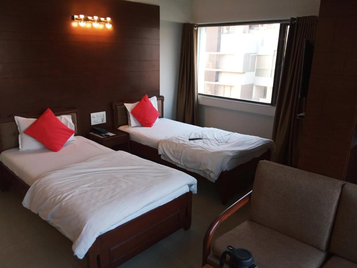Hotel Apex อาเมดาบัด ภายนอก รูปภาพ